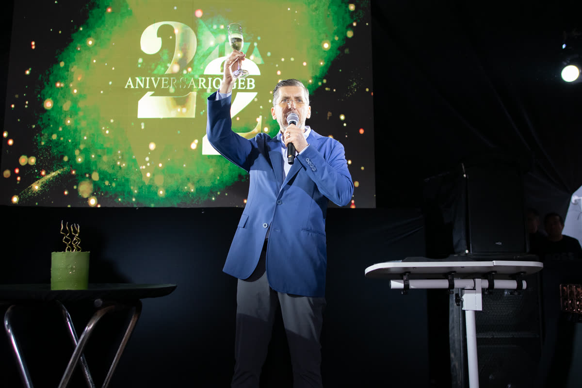 Aniversario 22 GEB — brindis en el escenario
